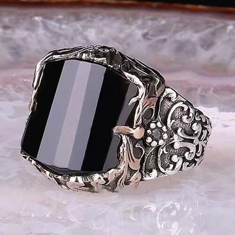 Black Vintage Punk-style Ring With Carved Patterns